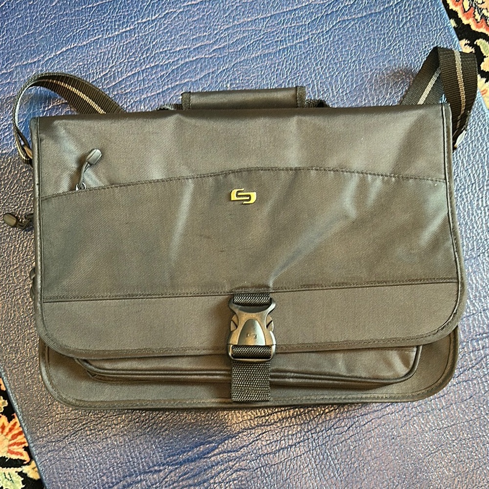 Solo Black Messenger Bag with Durable Design and Water-Resistant Material 17x 10